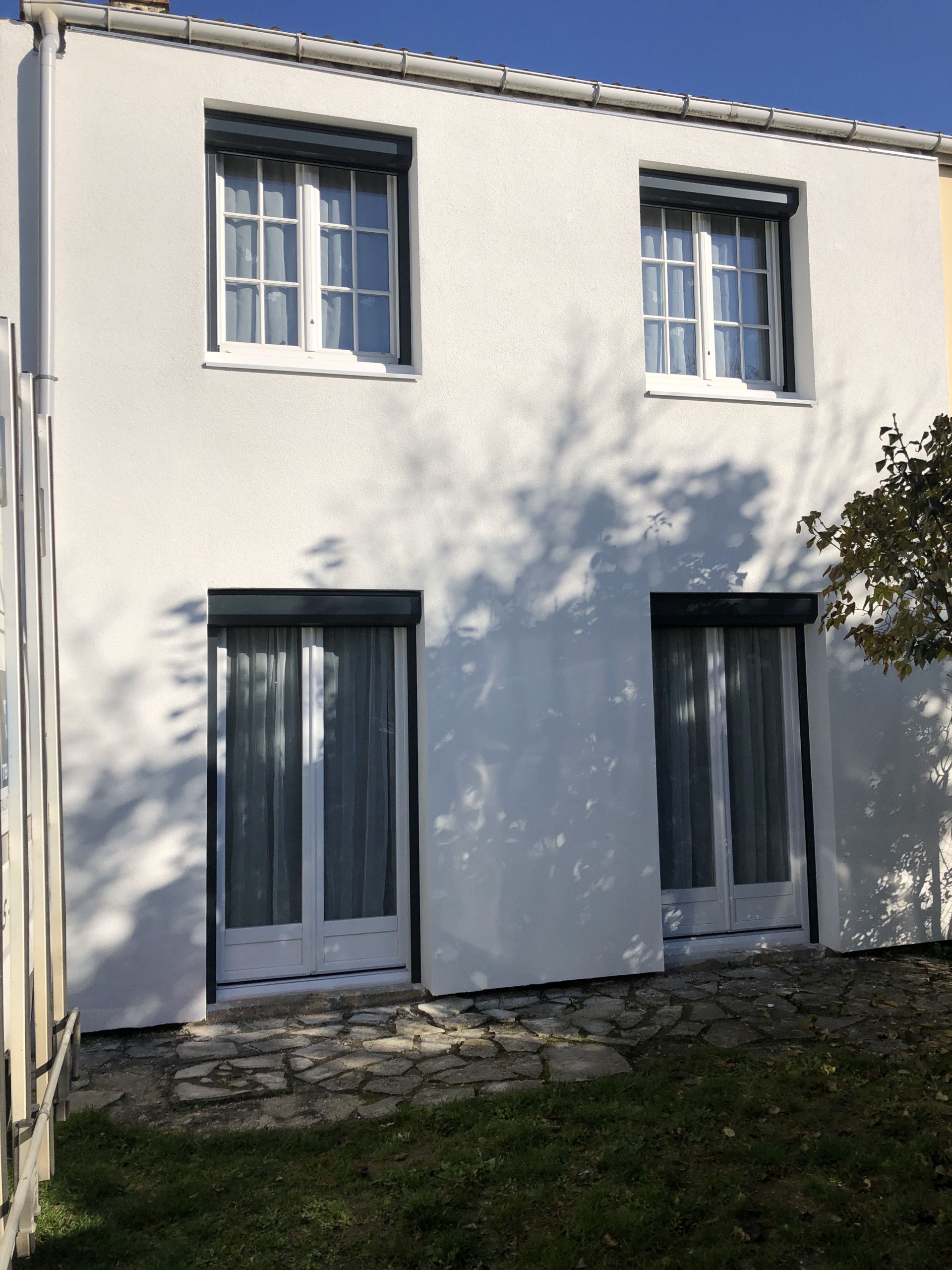 fenêtre sur mesure angle menuiserie